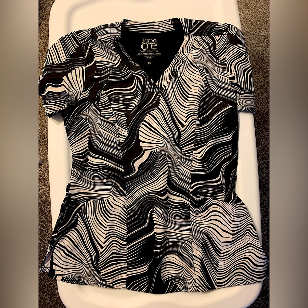 BarcoOne Scrub Top Black & White Wavy Striped Pattern XS